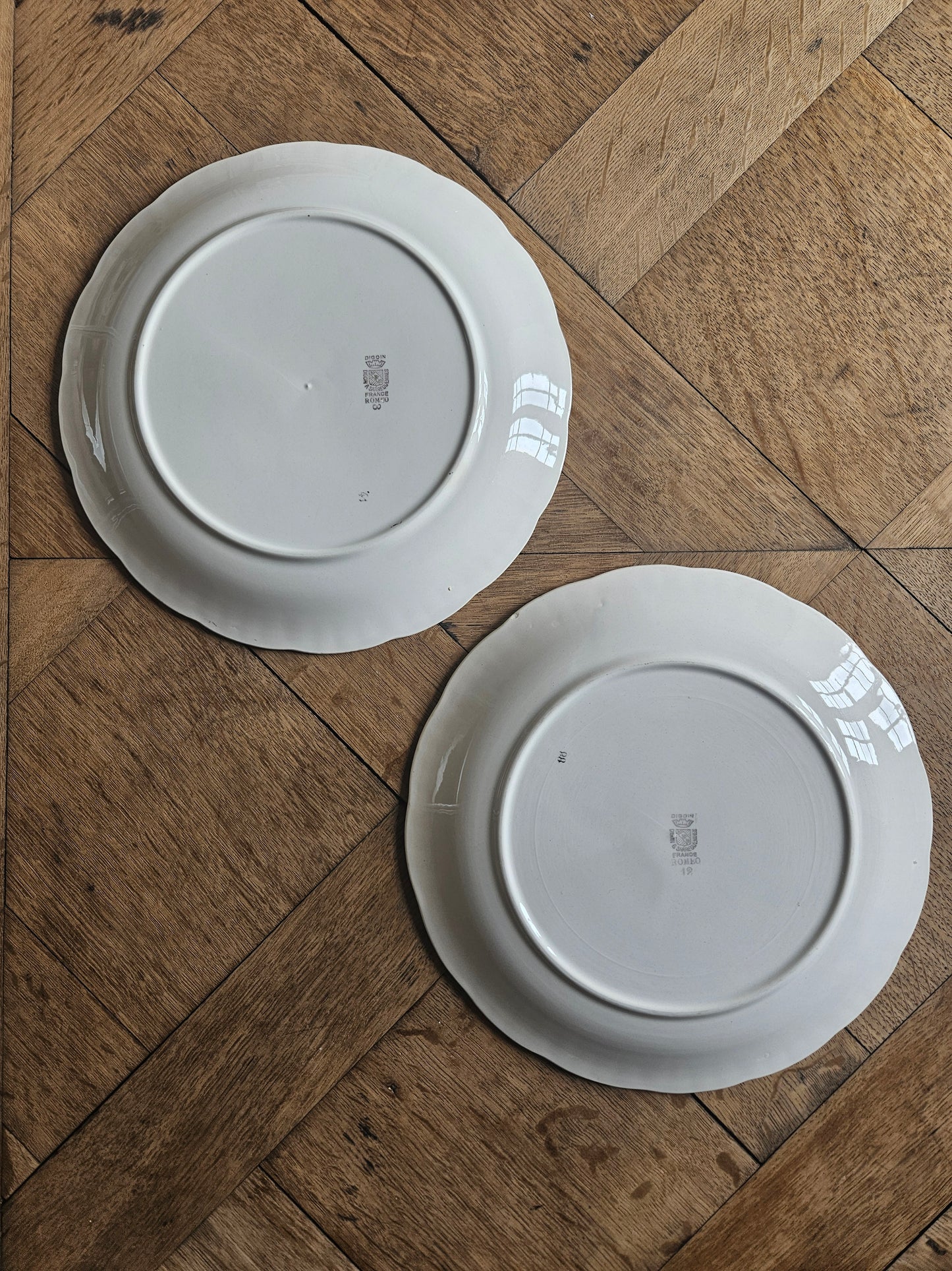 Assiettes plates dépareillées, vert pomme et fleuri