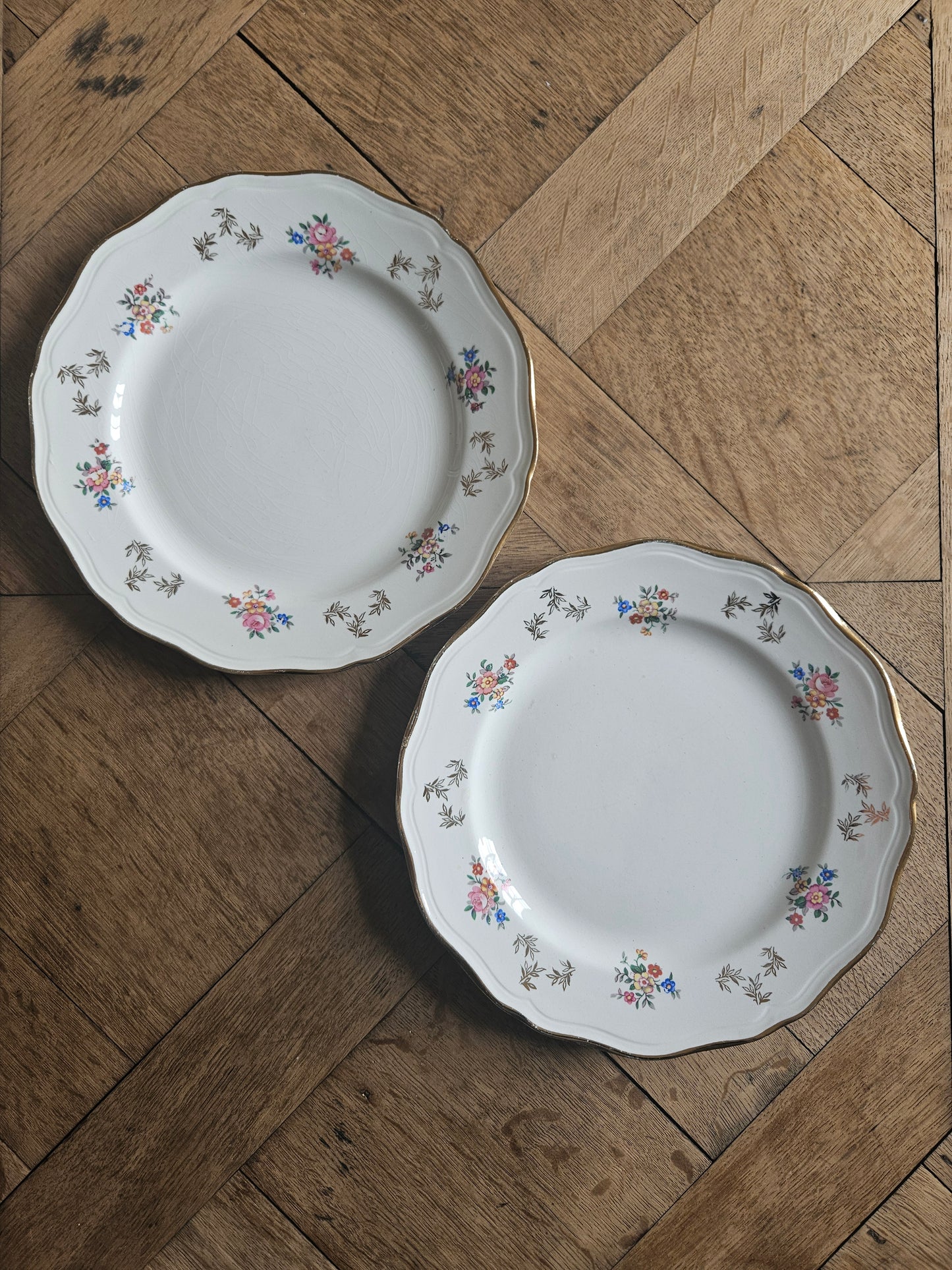 Assiettes plates dépareillées, vert pomme et fleuri