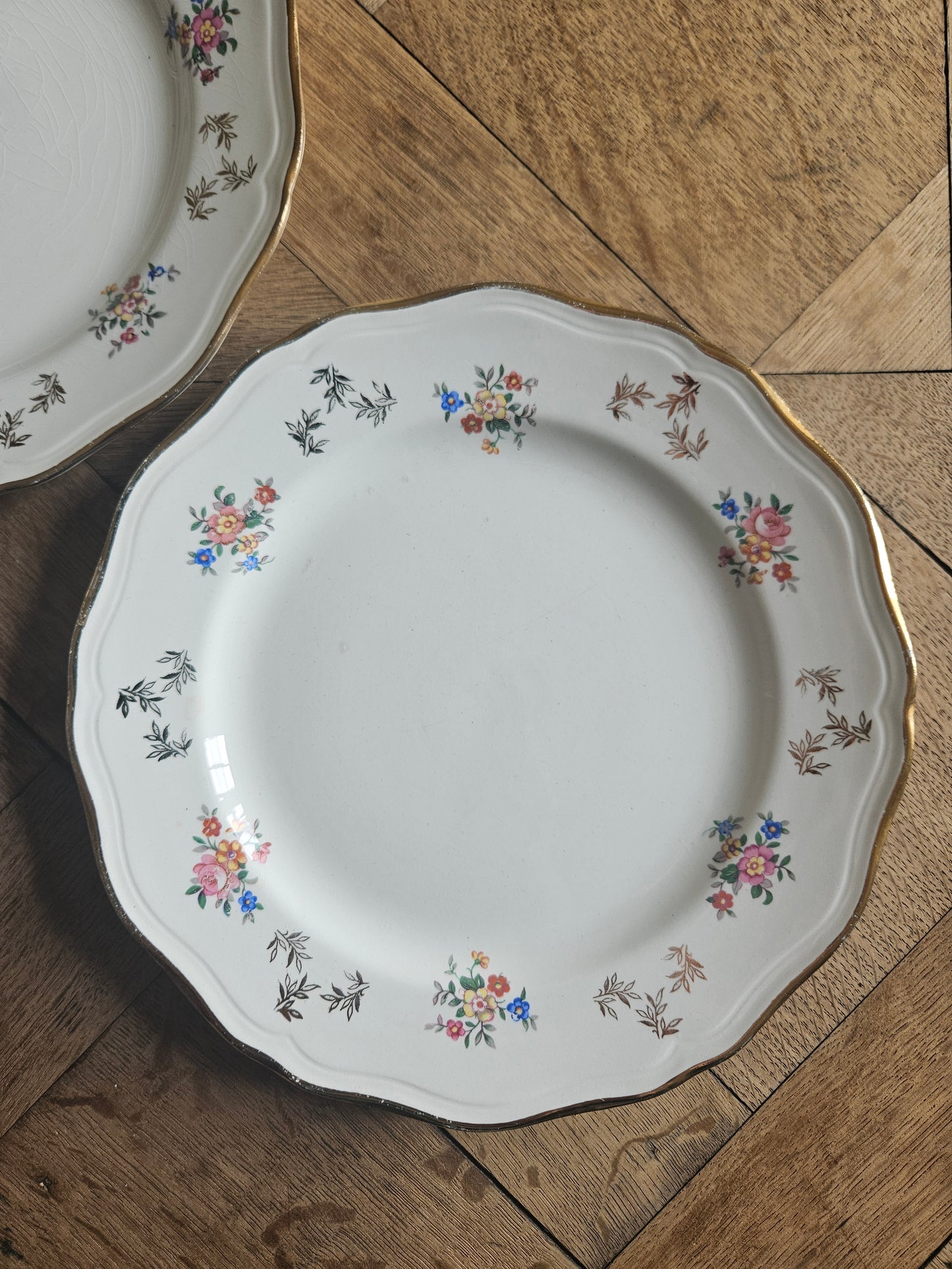 Assiettes plates dépareillées, vert pomme et fleuri