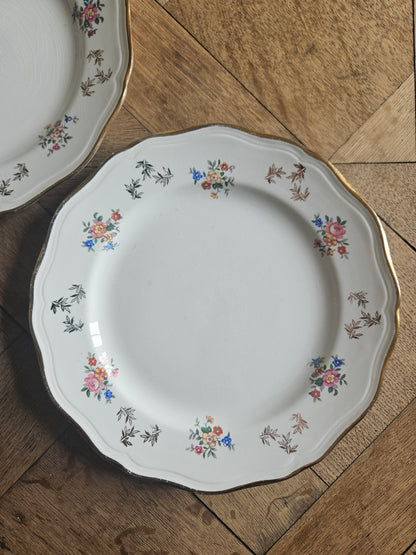 Assiettes plates dépareillées, vert pomme et fleuri