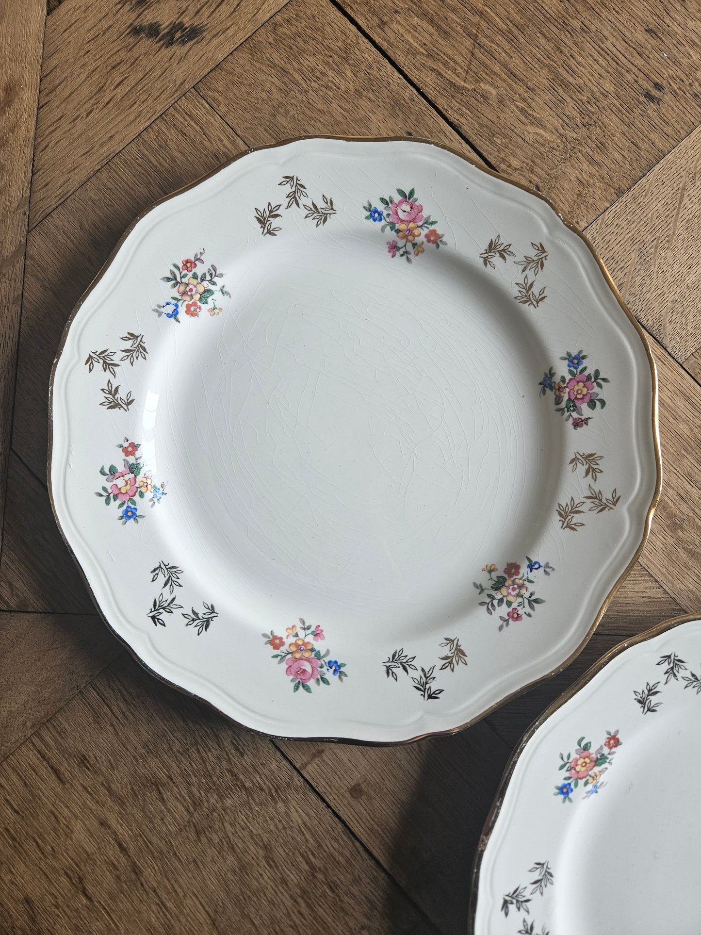 Assiettes plates dépareillées, vert pomme et fleuri