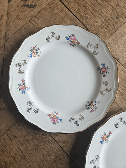 Assiettes plates dépareillées, vert pomme et fleuri