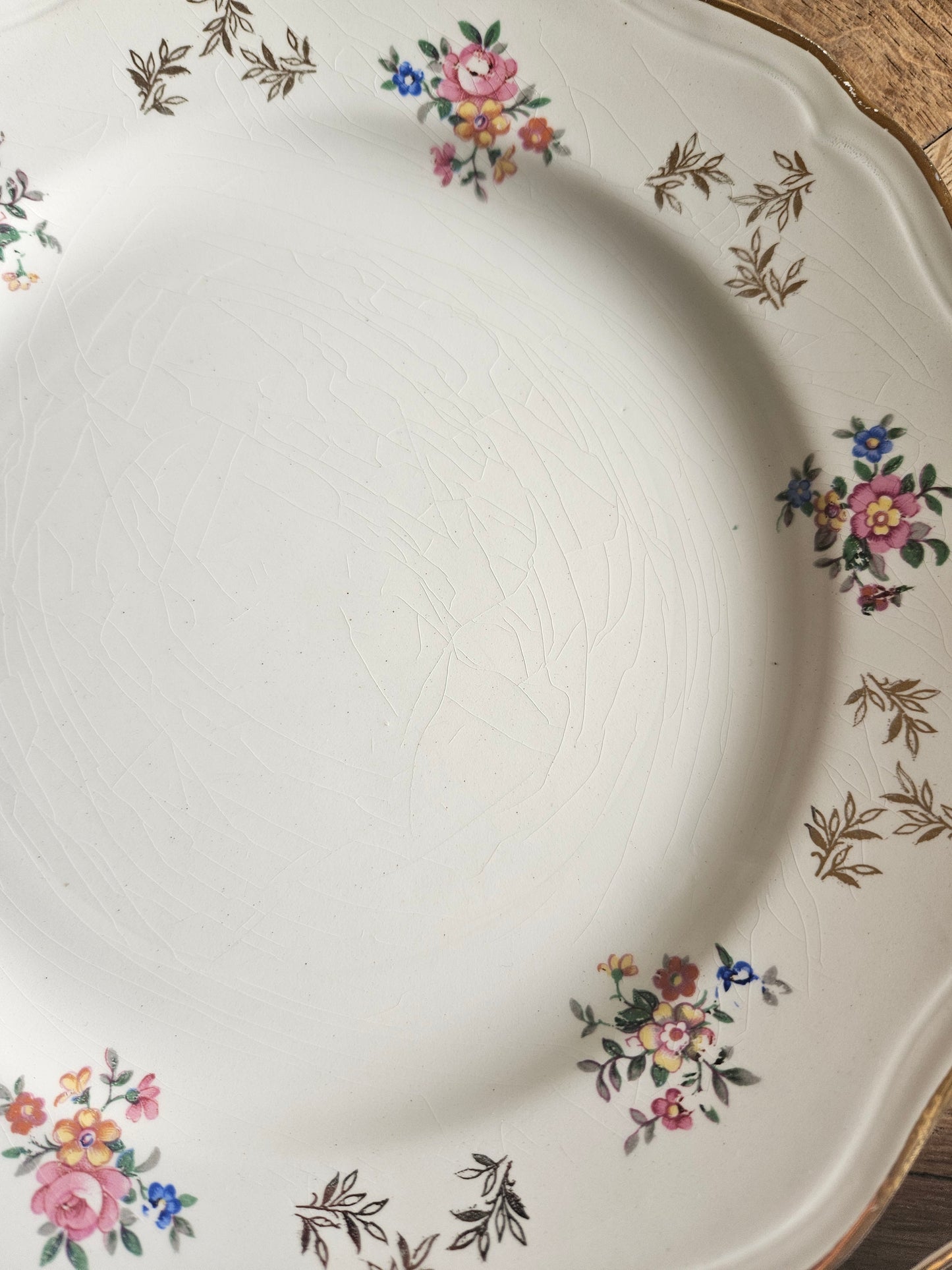 Assiettes plates dépareillées, vert pomme et fleuri