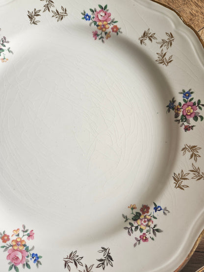 Assiettes plates dépareillées, vert pomme et fleuri