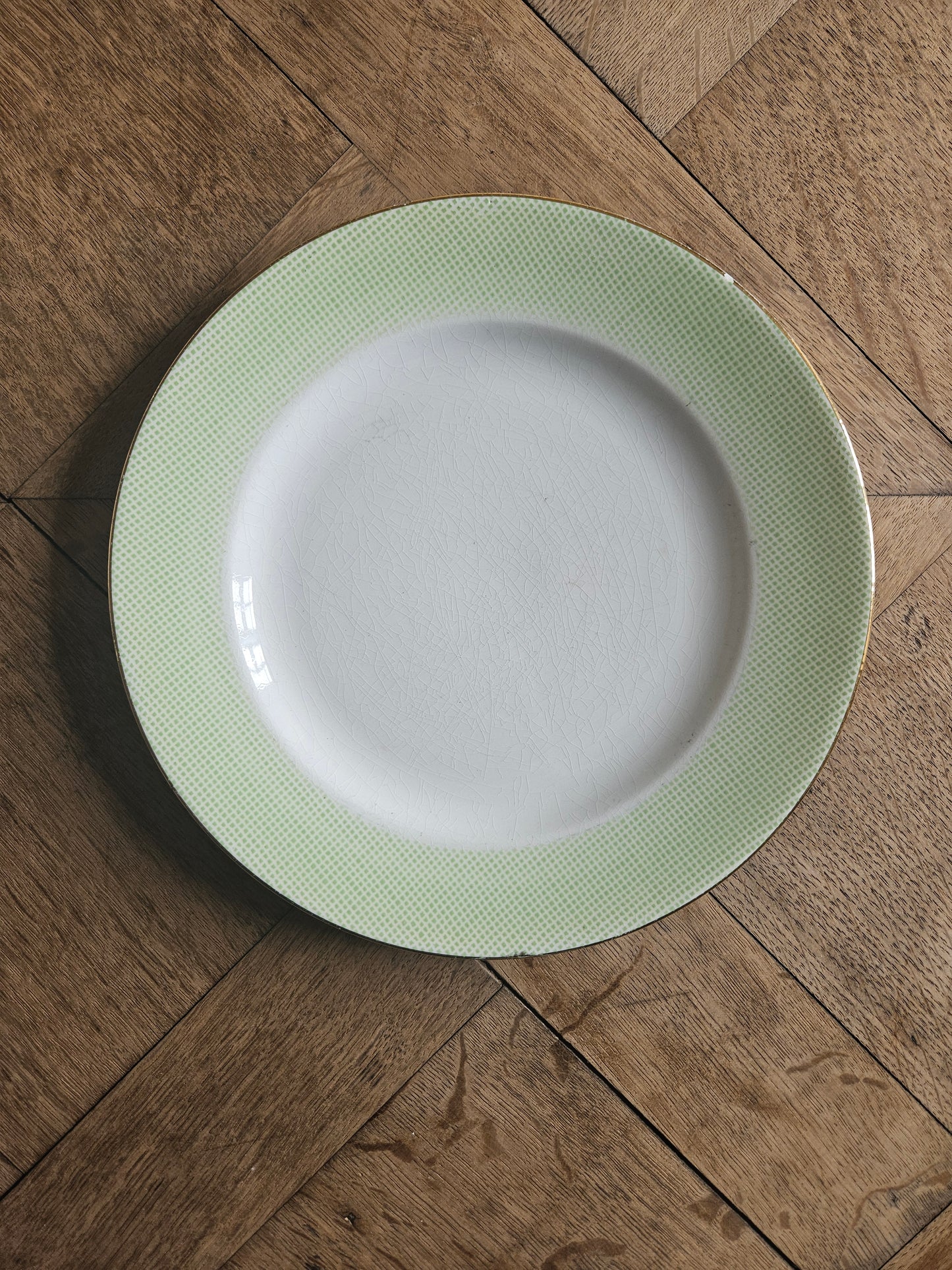 Assiettes plates dépareillées, vert pomme et fleuri
