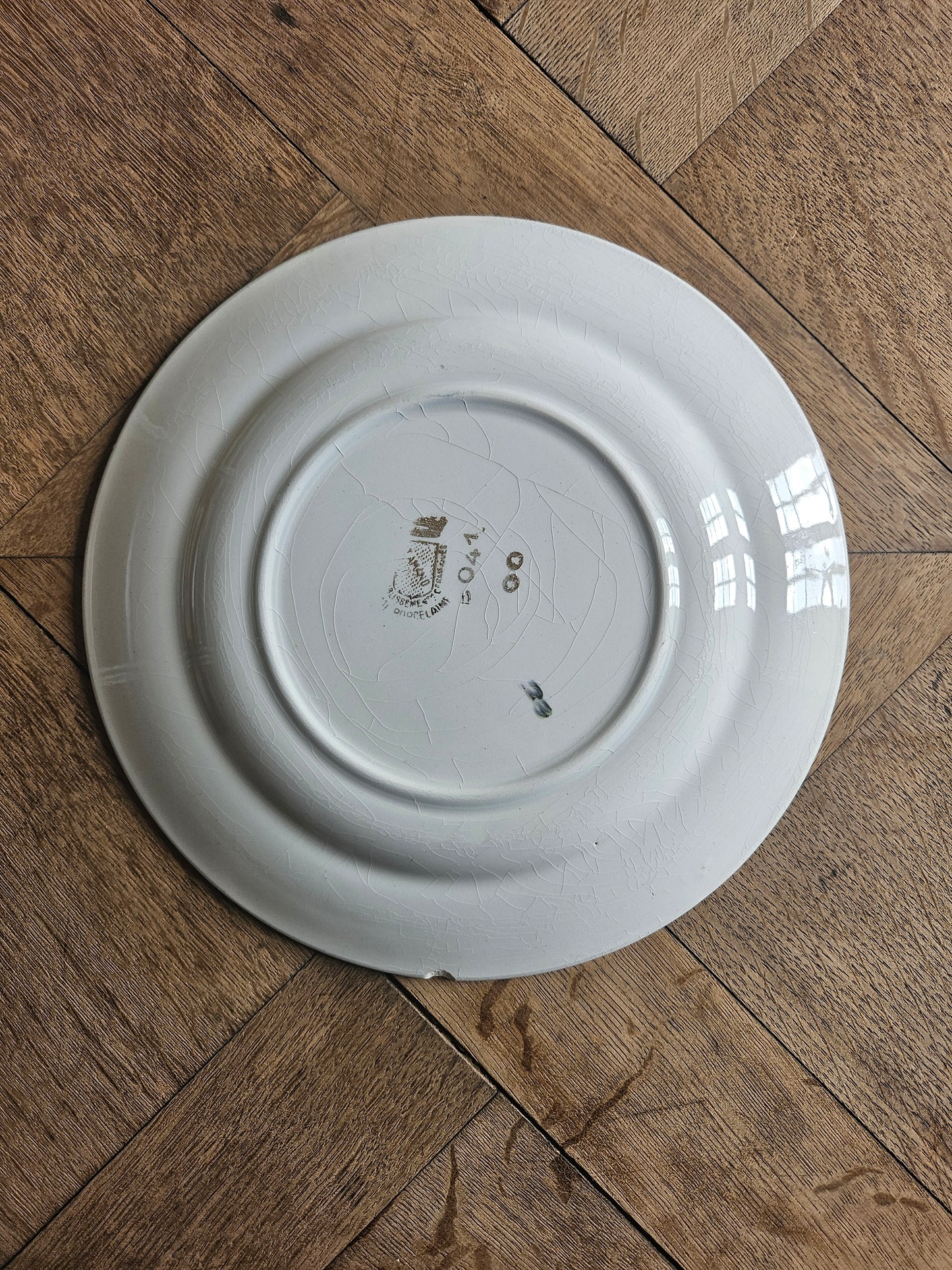 Assiettes plates dépareillées, vert pomme et fleuri