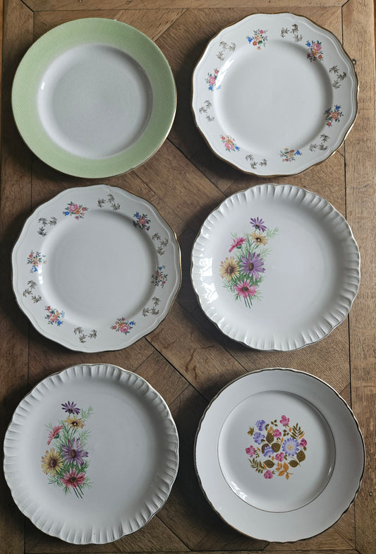 Assiettes plates dépareillées, vert pomme et fleuri