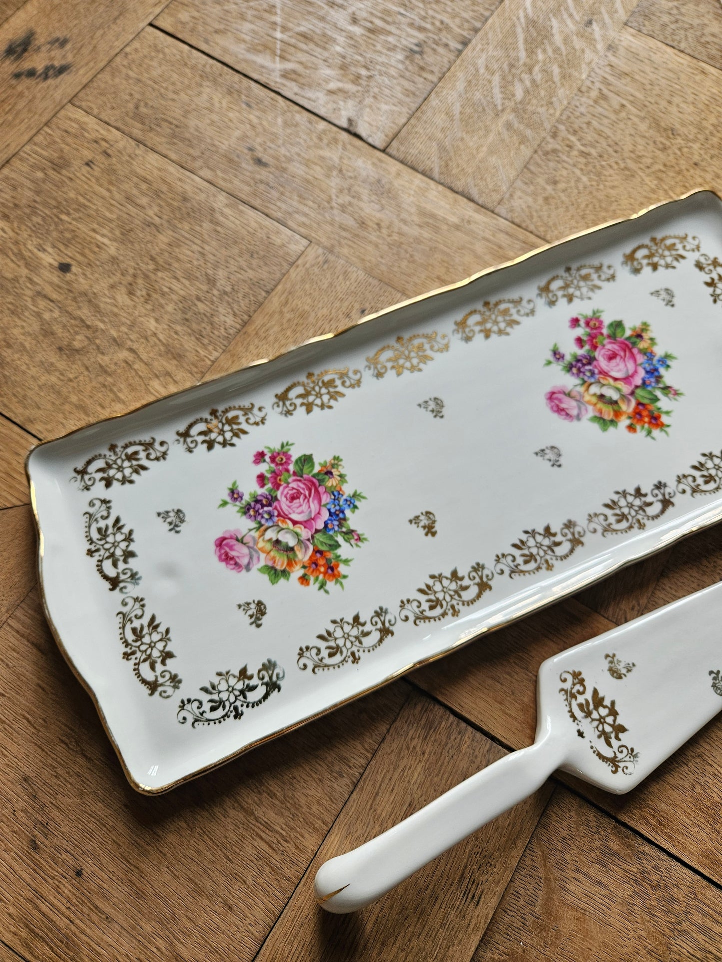 Plat à cake et sa pelle en porcelaine