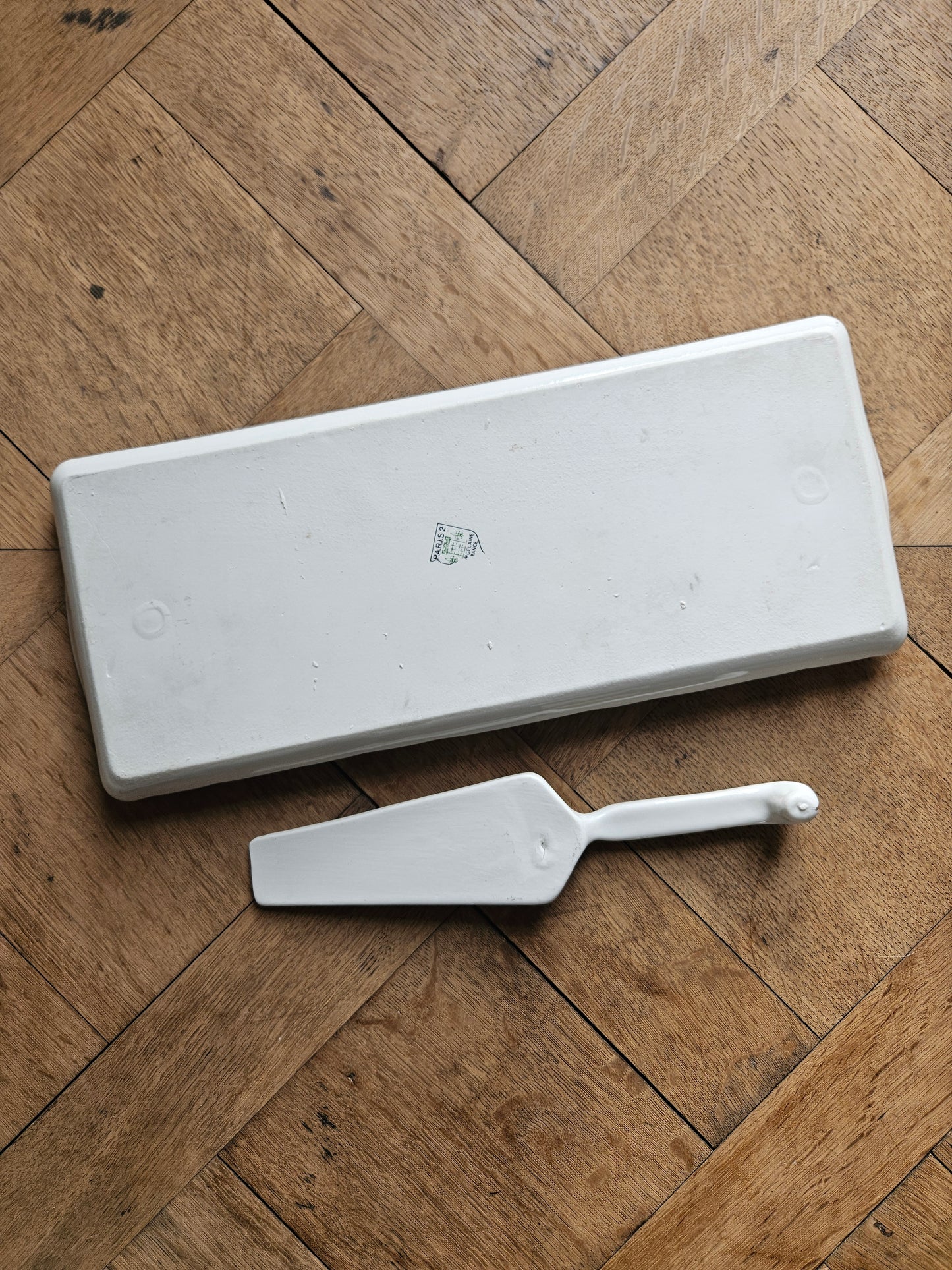 Plat à cake et sa pelle en porcelaine