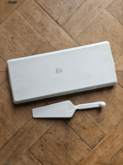 Plat à cake et sa pelle en porcelaine