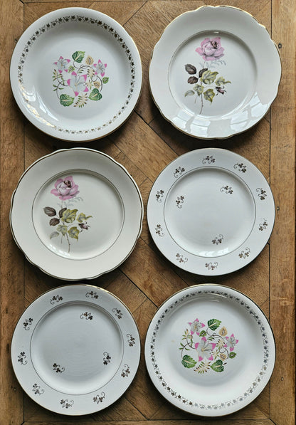 Assiettes plates dépareillées, fleurs et dorure