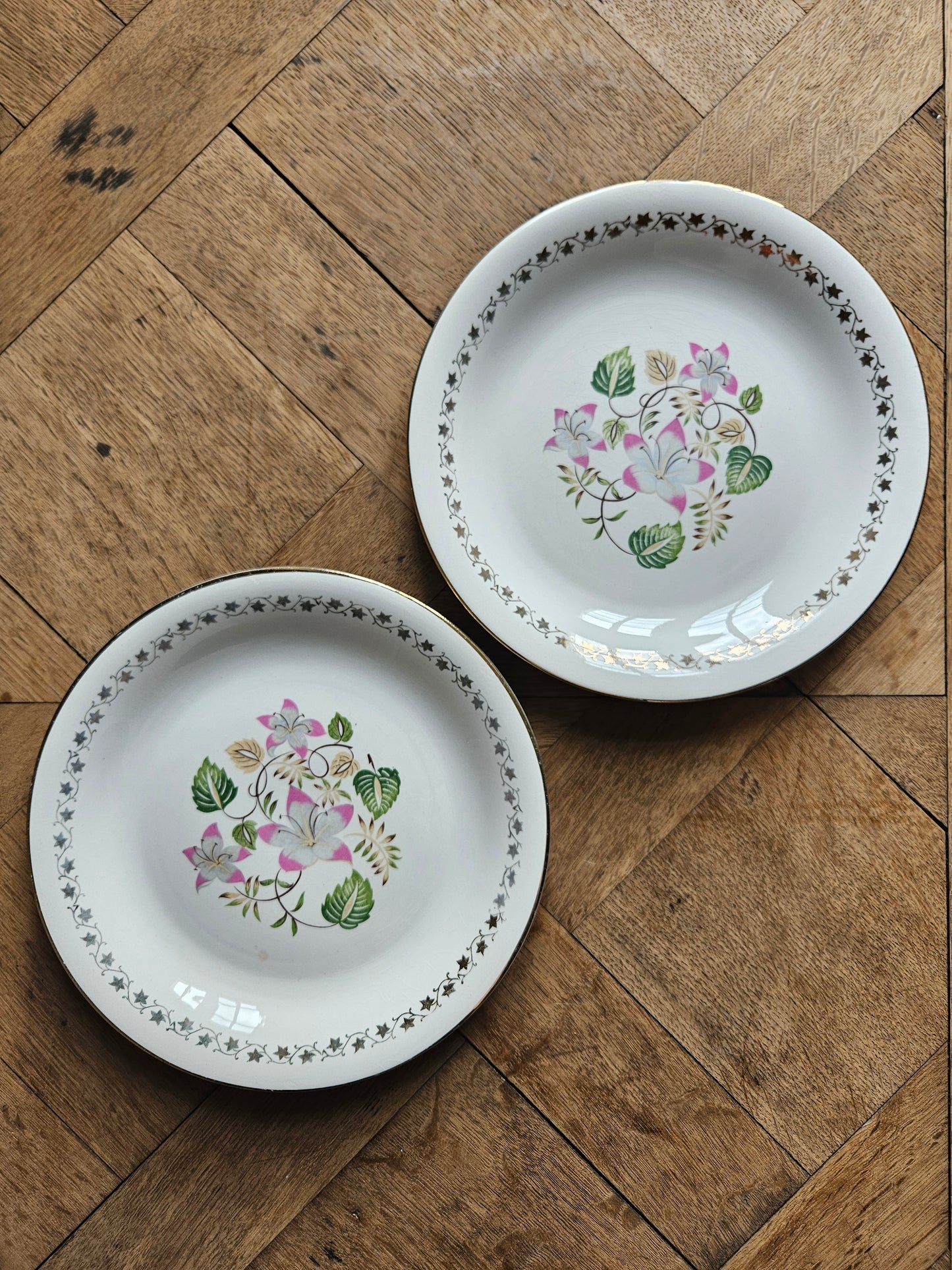 Assiettes plates dépareillées, fleurs et dorure