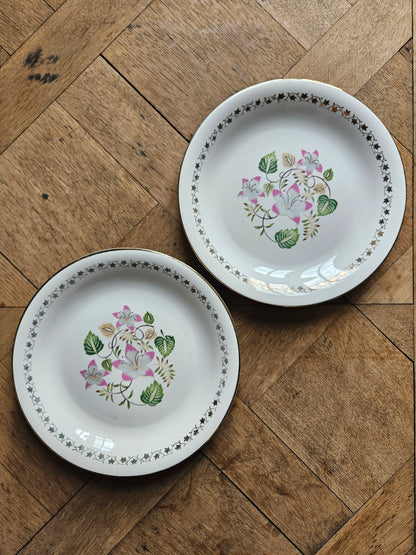Assiettes plates dépareillées, fleurs et dorure
