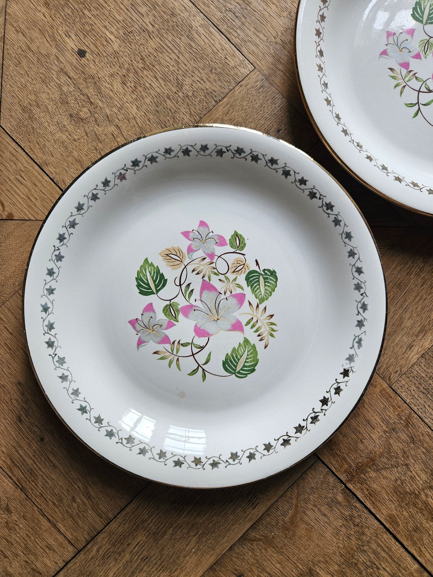Assiettes plates dépareillées, fleurs et dorure