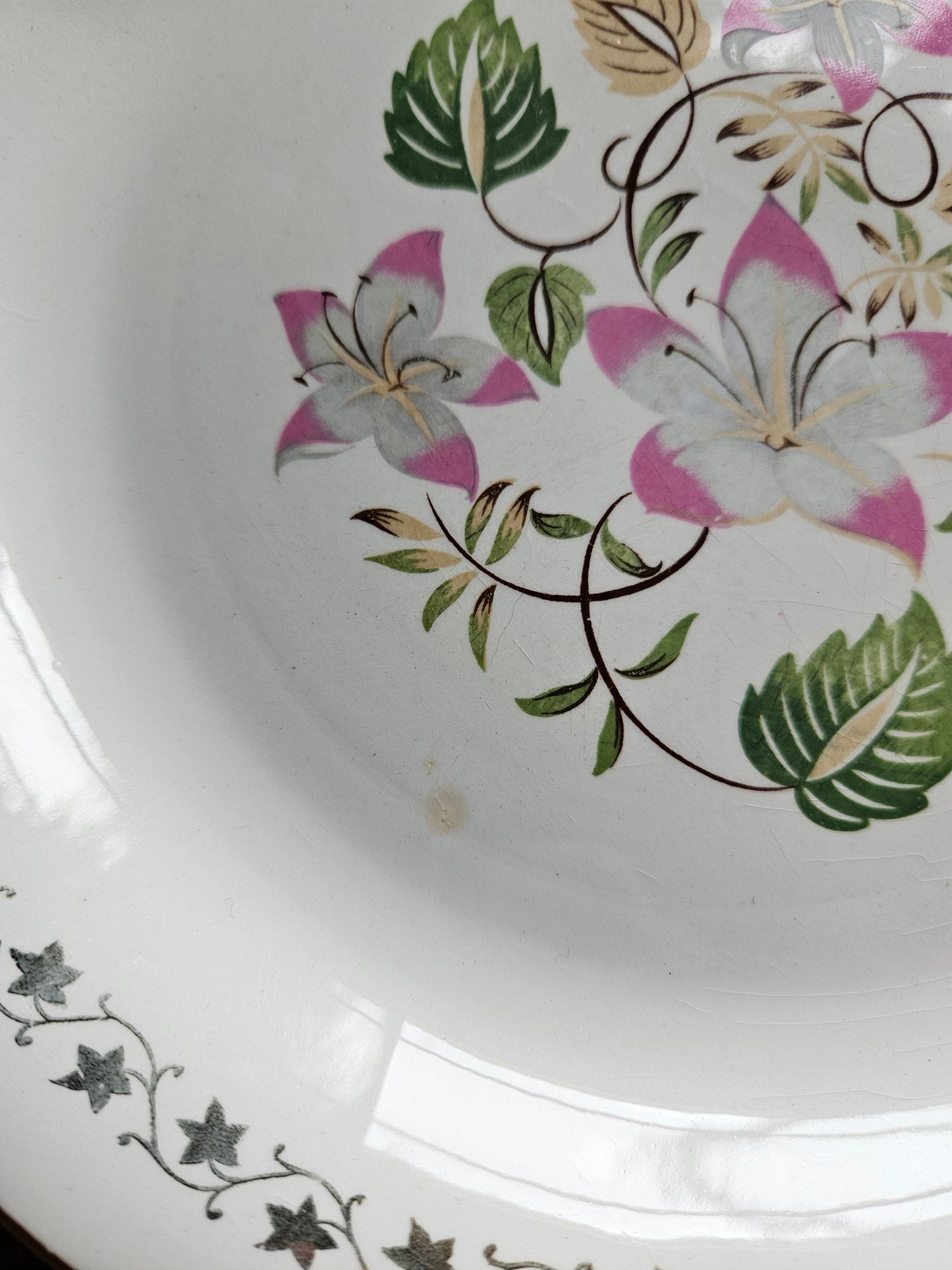 Assiettes plates dépareillées, fleurs et dorure