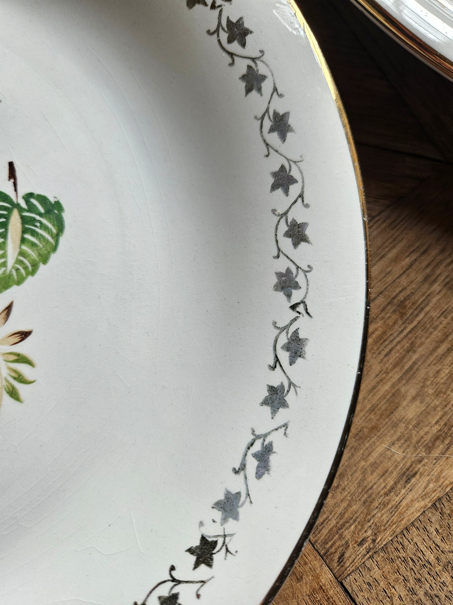 Assiettes plates dépareillées, fleurs et dorure