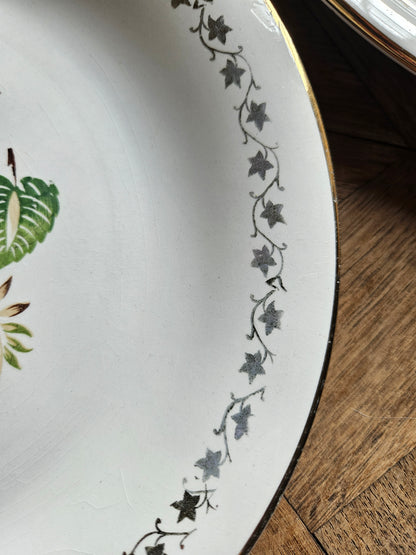 Assiettes plates dépareillées, fleurs et dorure