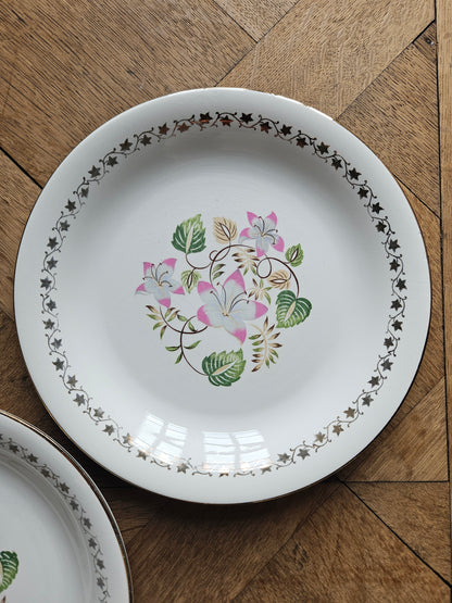 Assiettes plates dépareillées, fleurs et dorure