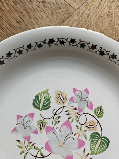 Assiettes plates dépareillées, fleurs et dorure