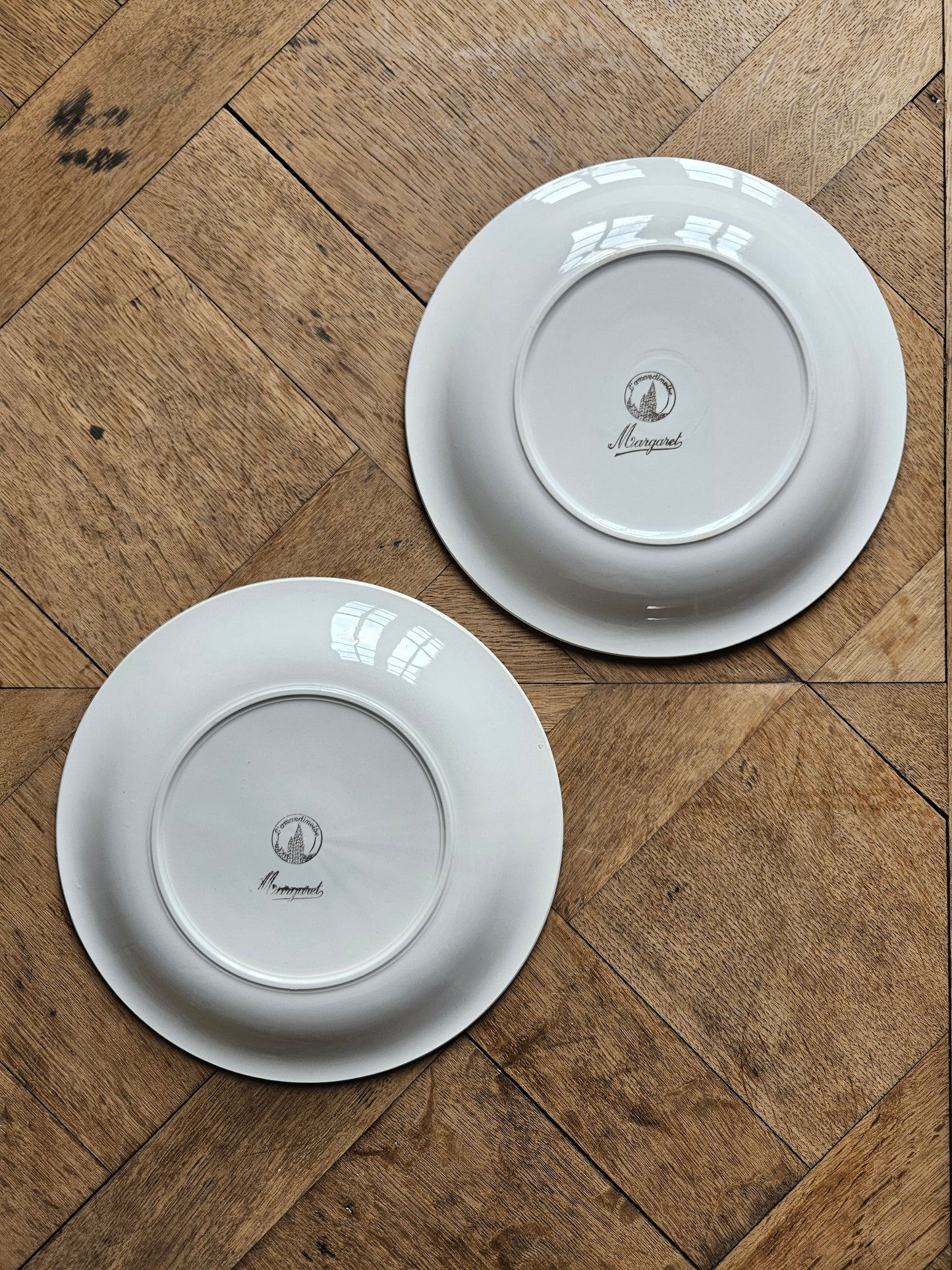 Assiettes plates dépareillées, fleurs et dorure