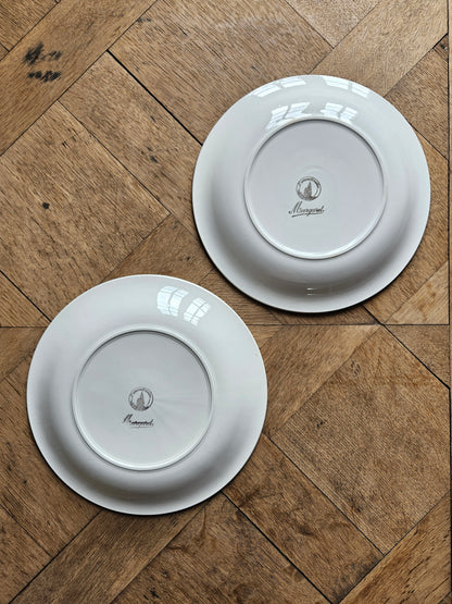 Assiettes plates dépareillées, fleurs et dorure