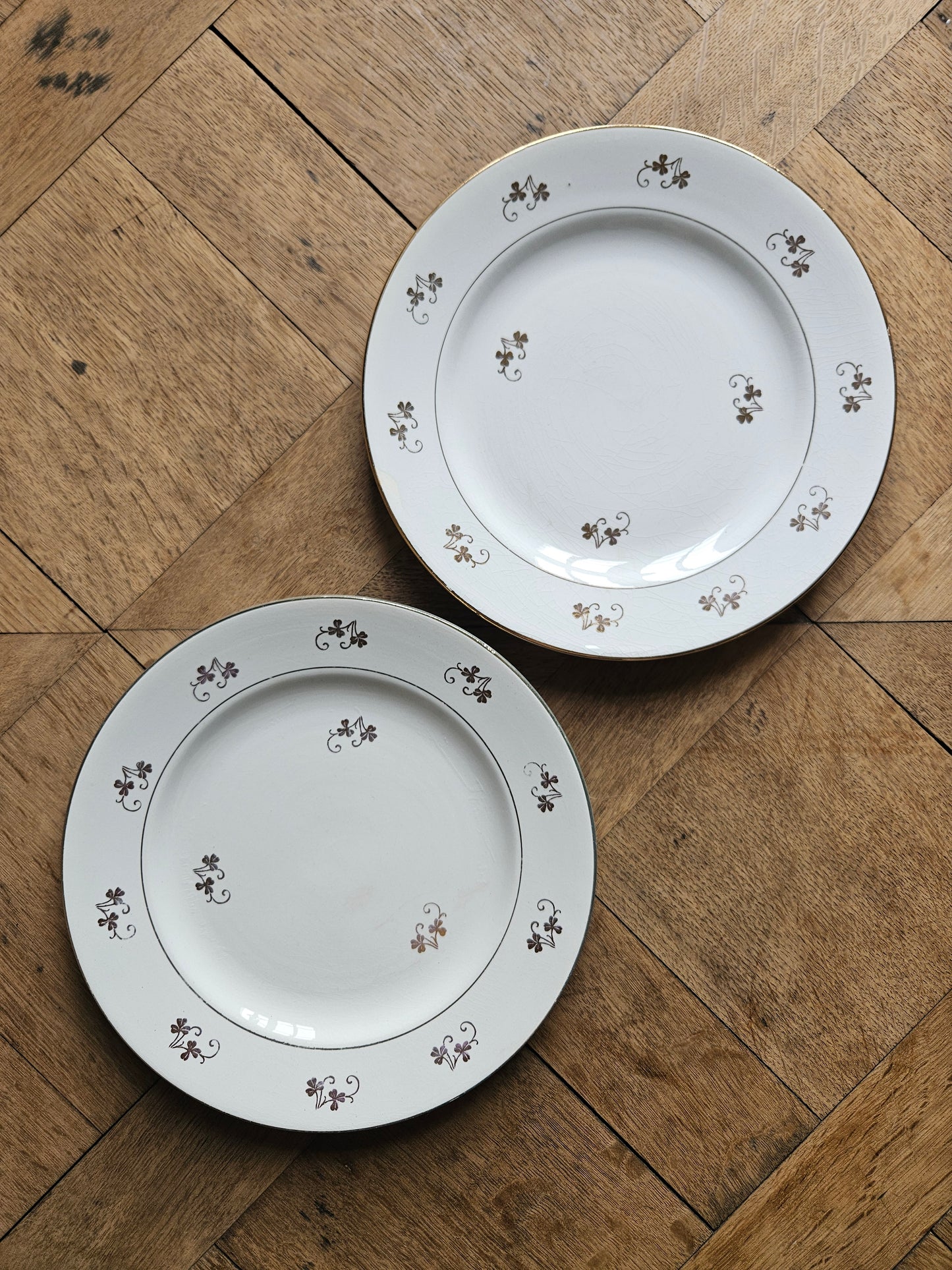 Assiettes plates dépareillées, fleurs et dorure
