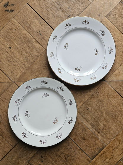 Assiettes plates dépareillées, fleurs et dorure