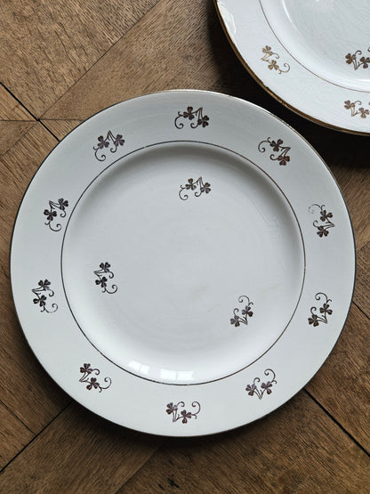 Assiettes plates dépareillées, fleurs et dorure