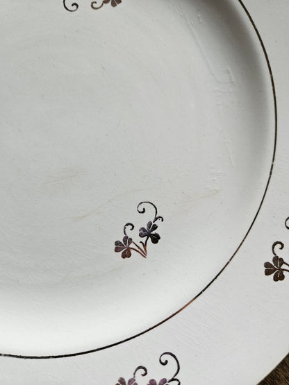 Assiettes plates dépareillées, fleurs et dorure