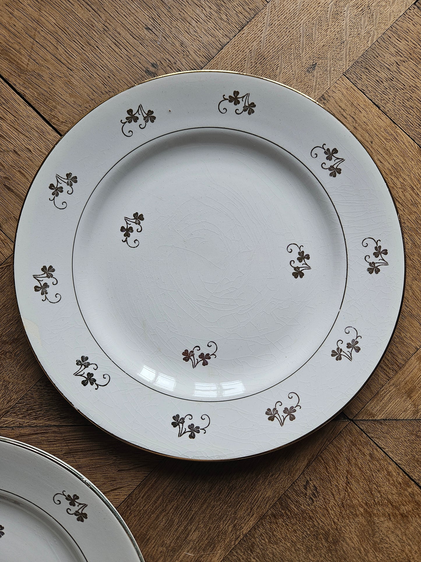 Assiettes plates dépareillées, fleurs et dorure