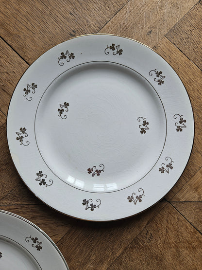 Assiettes plates dépareillées, fleurs et dorure