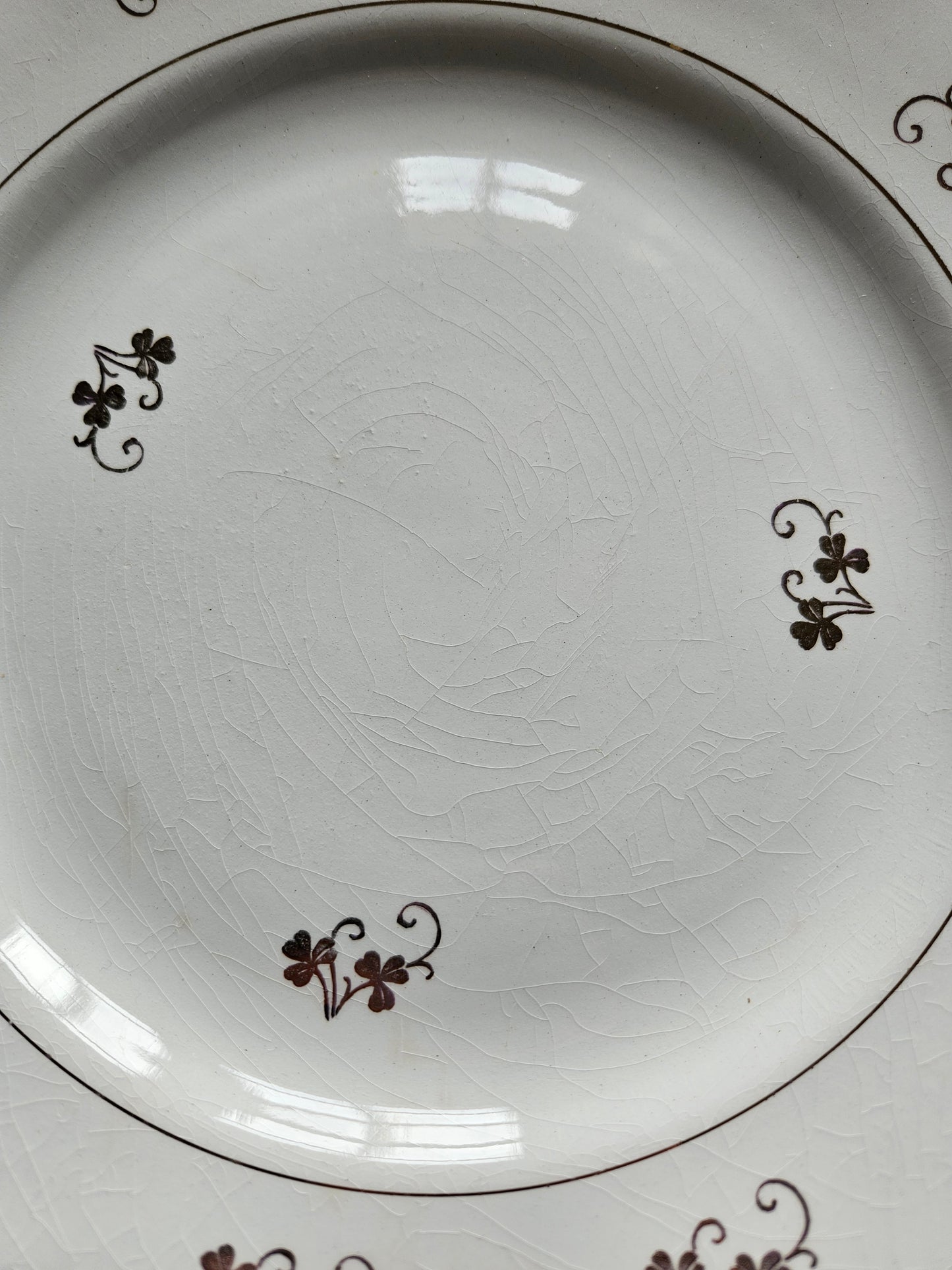 Assiettes plates dépareillées, fleurs et dorure