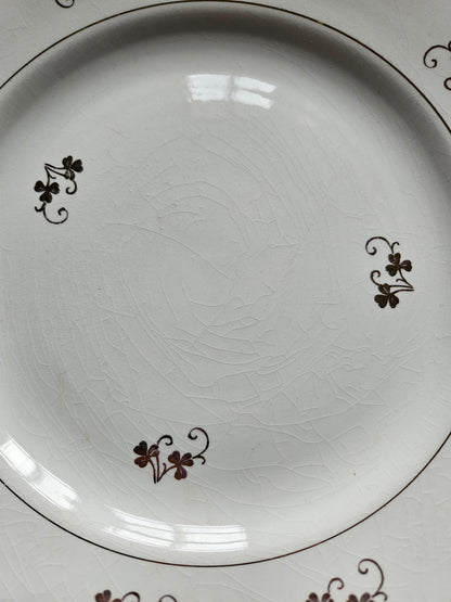 Assiettes plates dépareillées, fleurs et dorure