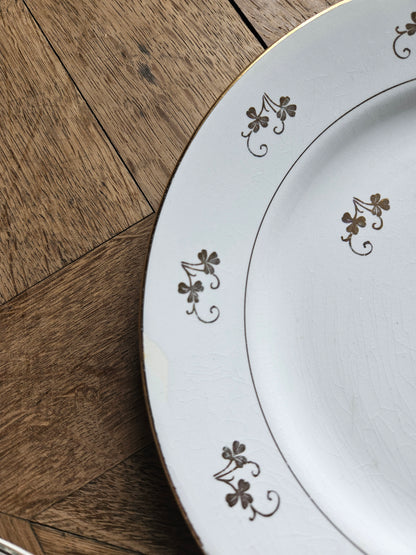 Assiettes plates dépareillées, fleurs et dorure