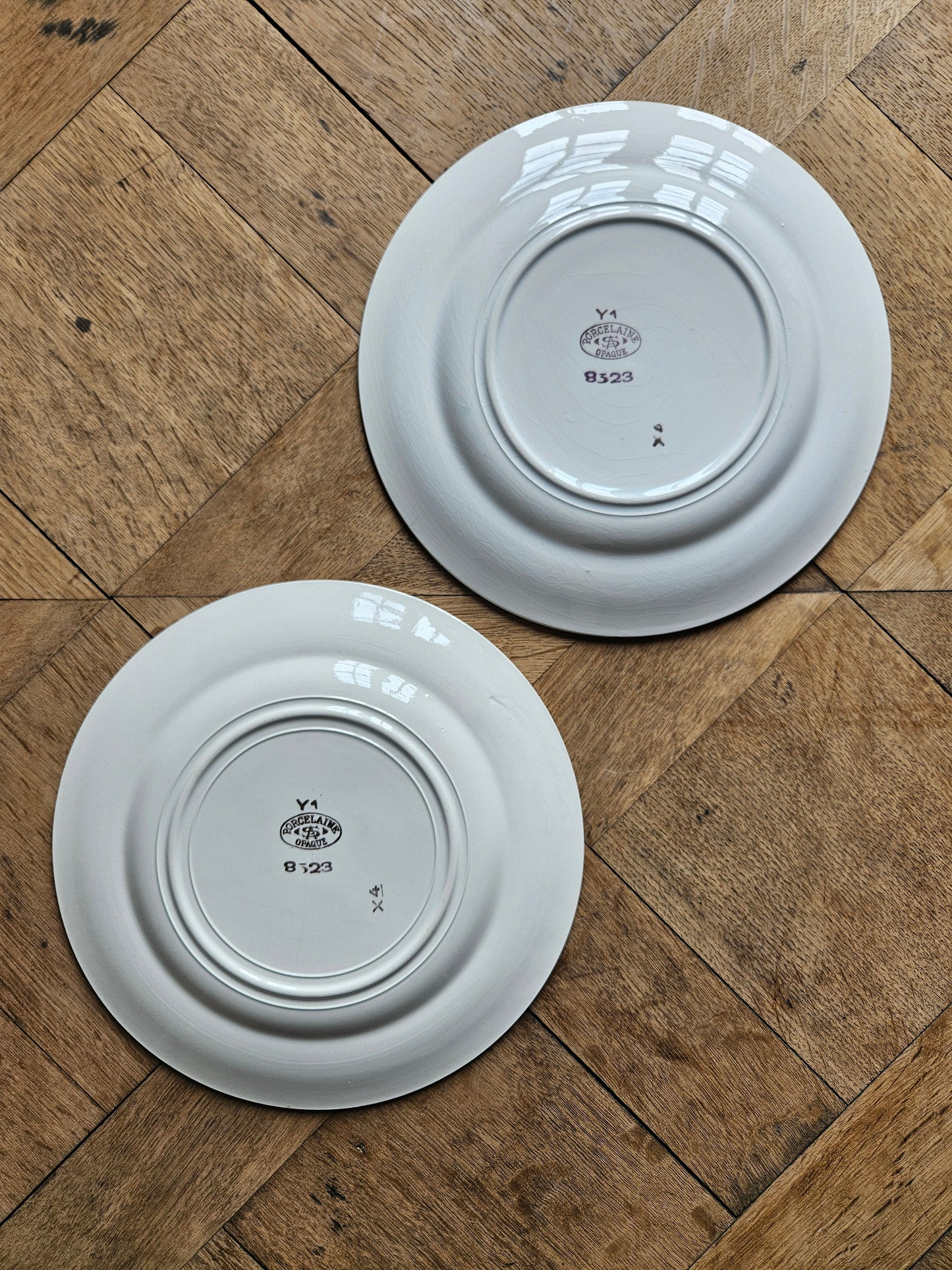 Assiettes plates dépareillées, fleurs et dorure