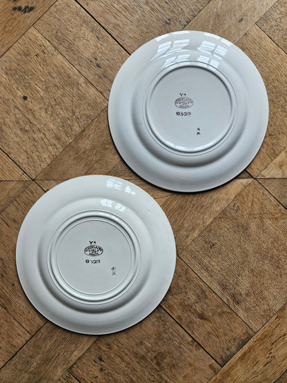 Assiettes plates dépareillées, fleurs et dorure