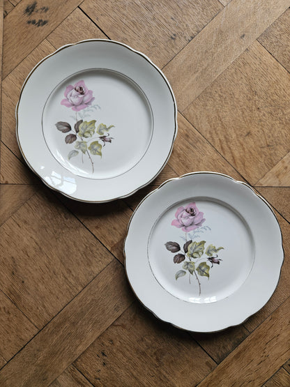 Assiettes plates dépareillées, fleurs et dorure