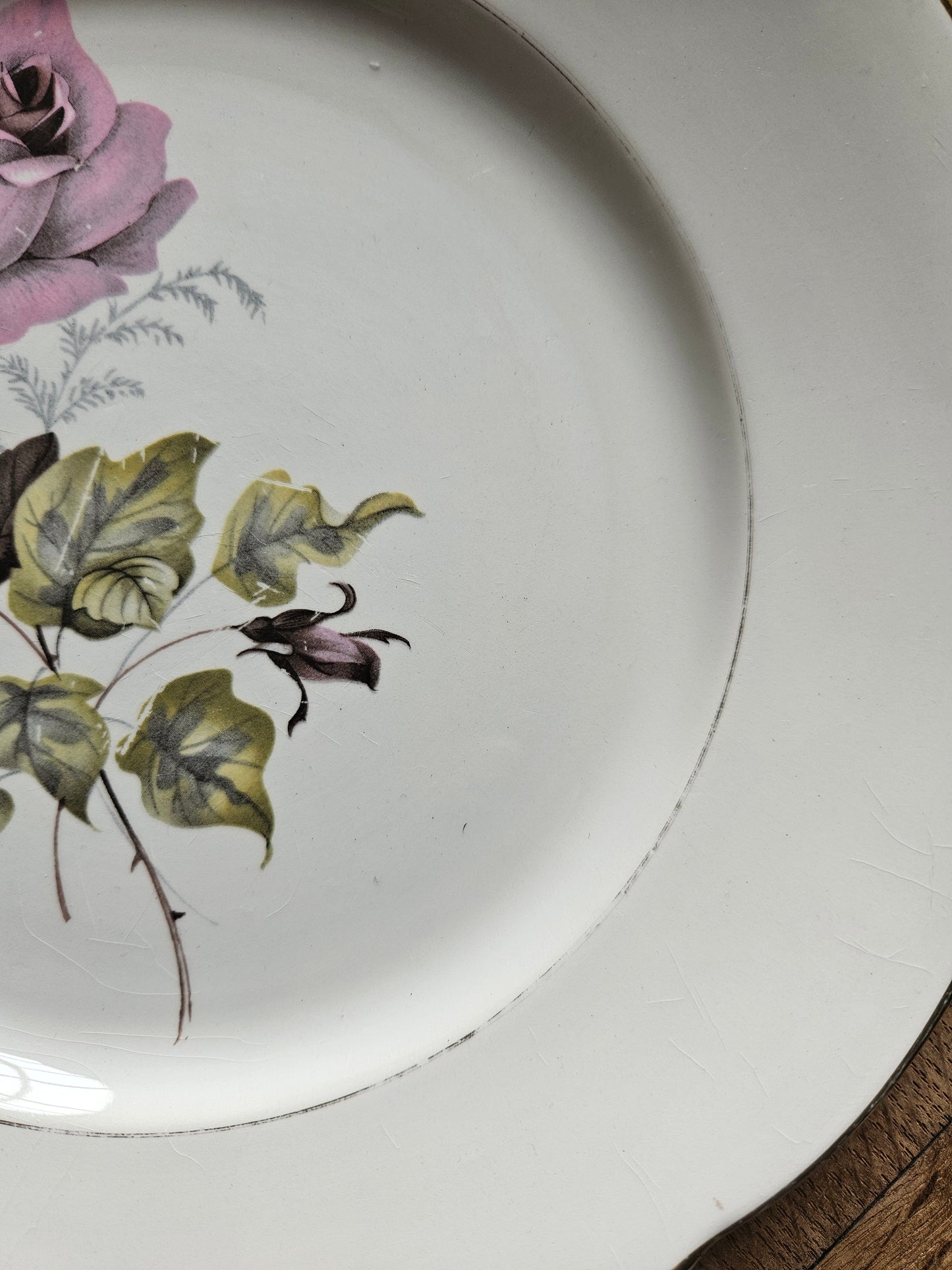 Assiettes plates dépareillées, fleurs et dorure