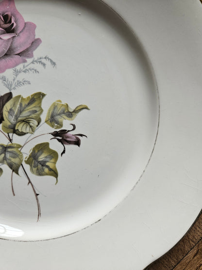 Assiettes plates dépareillées, fleurs et dorure