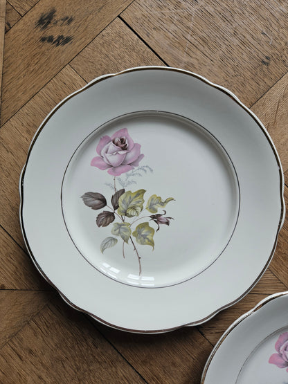 Assiettes plates dépareillées, fleurs et dorure