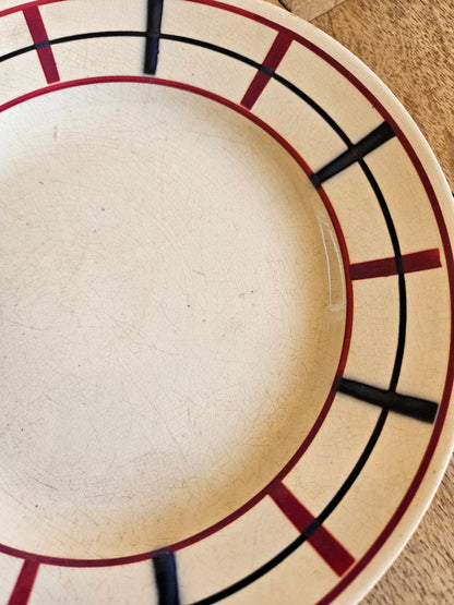 Assiette plate St Amand, décor basque