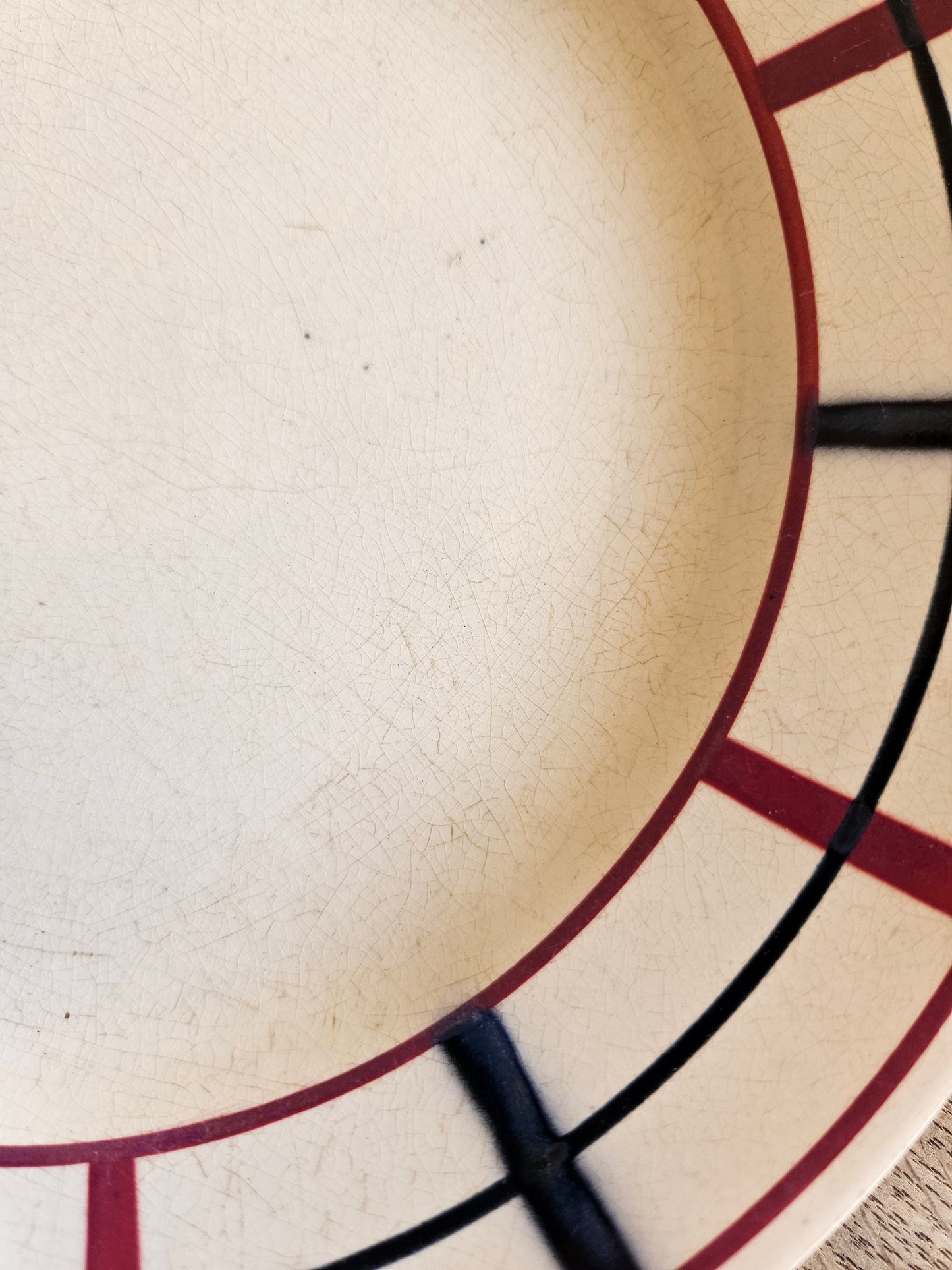 Assiette plate St Amand, décor basque