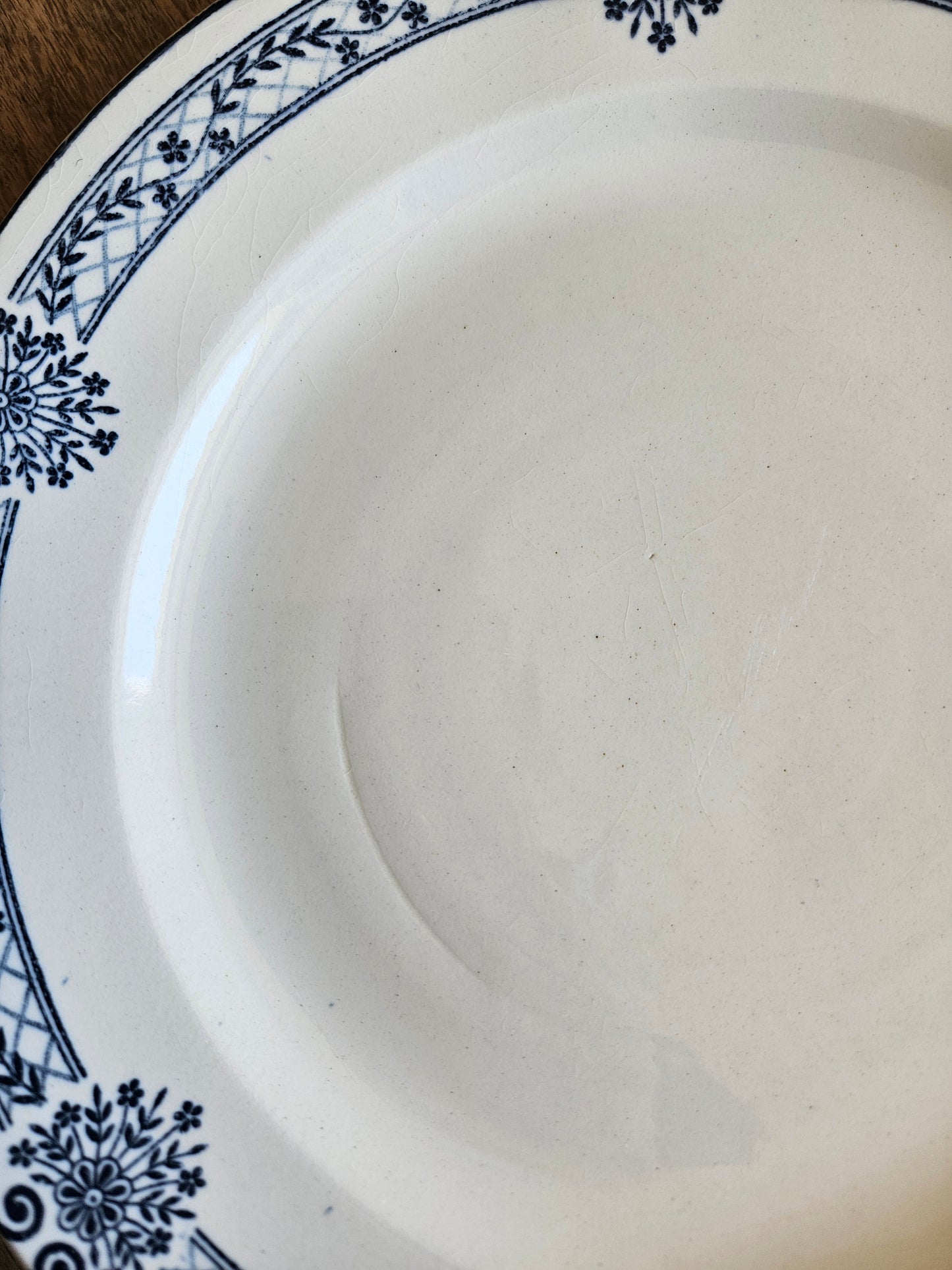Assiette sur pied ancienne Salins, terre de fer