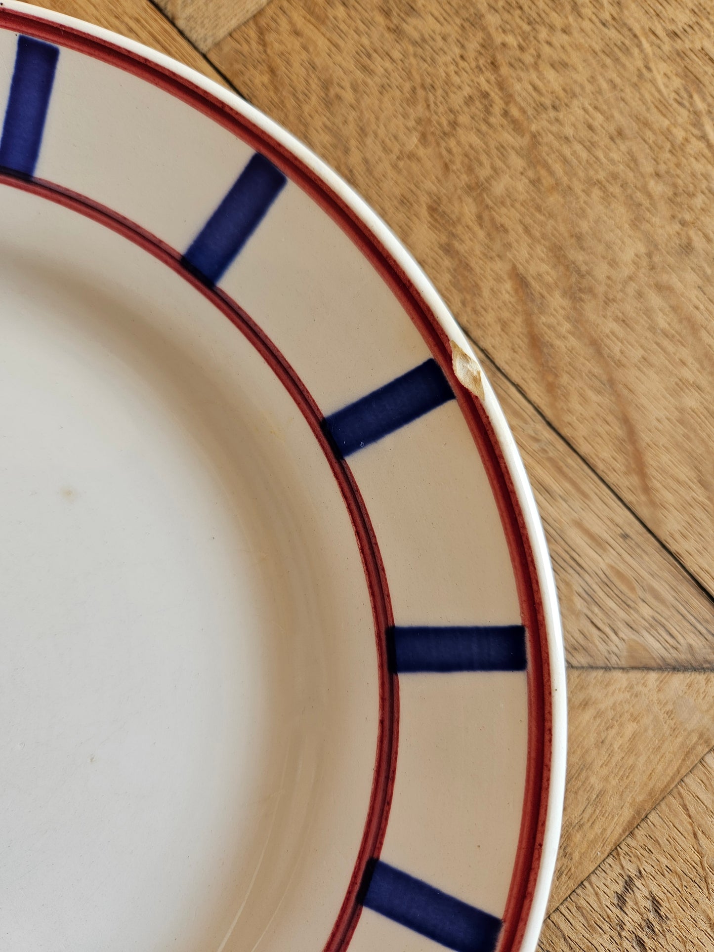 Assiette plate Digoin, décor basque