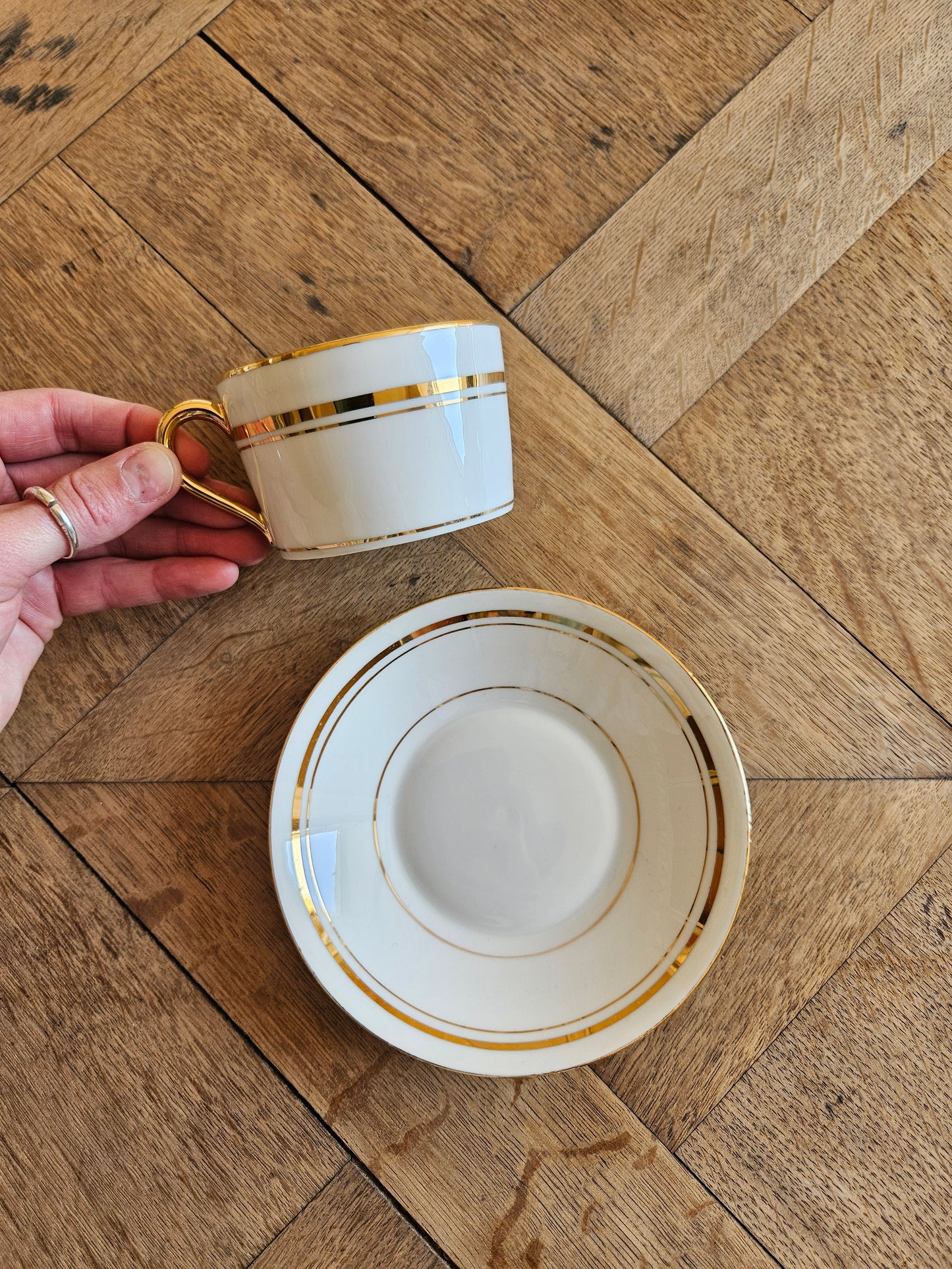 6 tasses porcelaine liseré doré