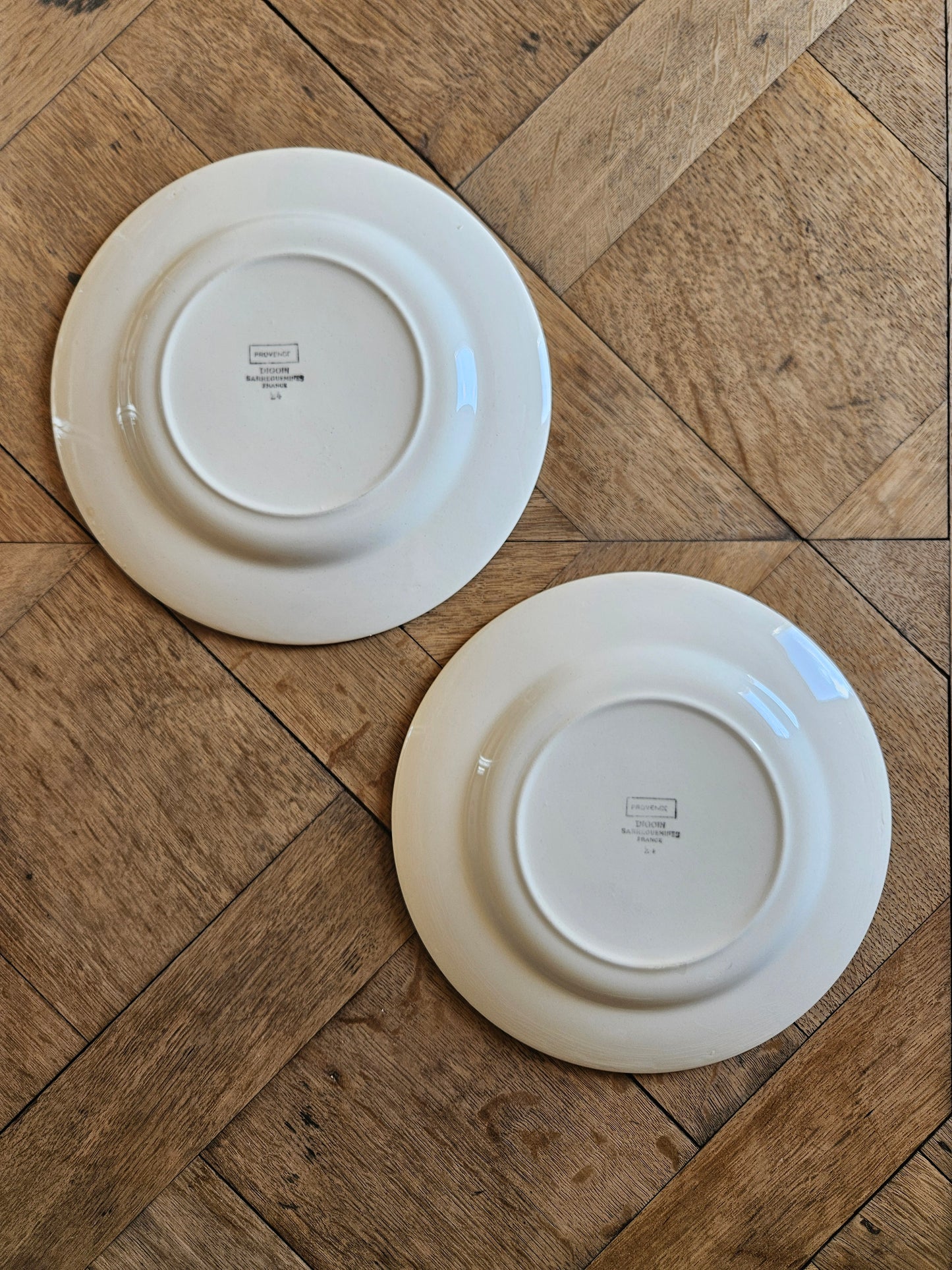 Assiettes plates dépareillées Digoin