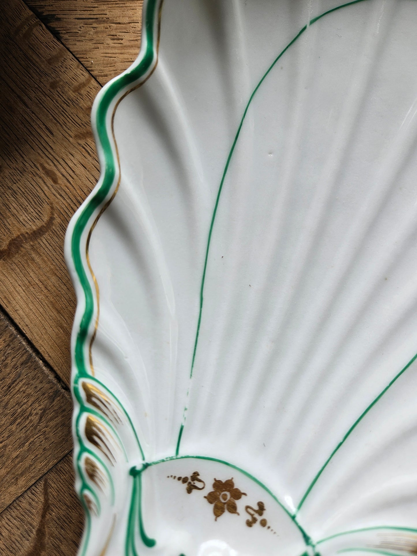Ravier coquille liseré vert et dorure