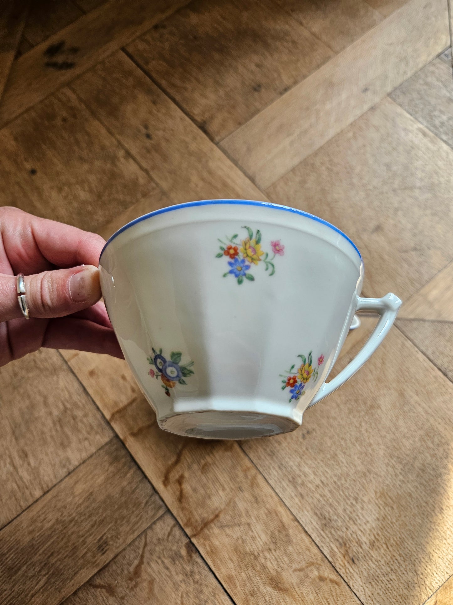 4 grandes tasses vintage porcelaine fleurie