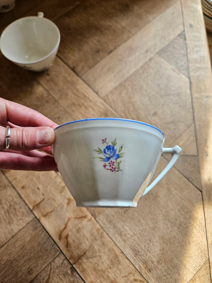 4 grandes tasses vintage porcelaine fleurie