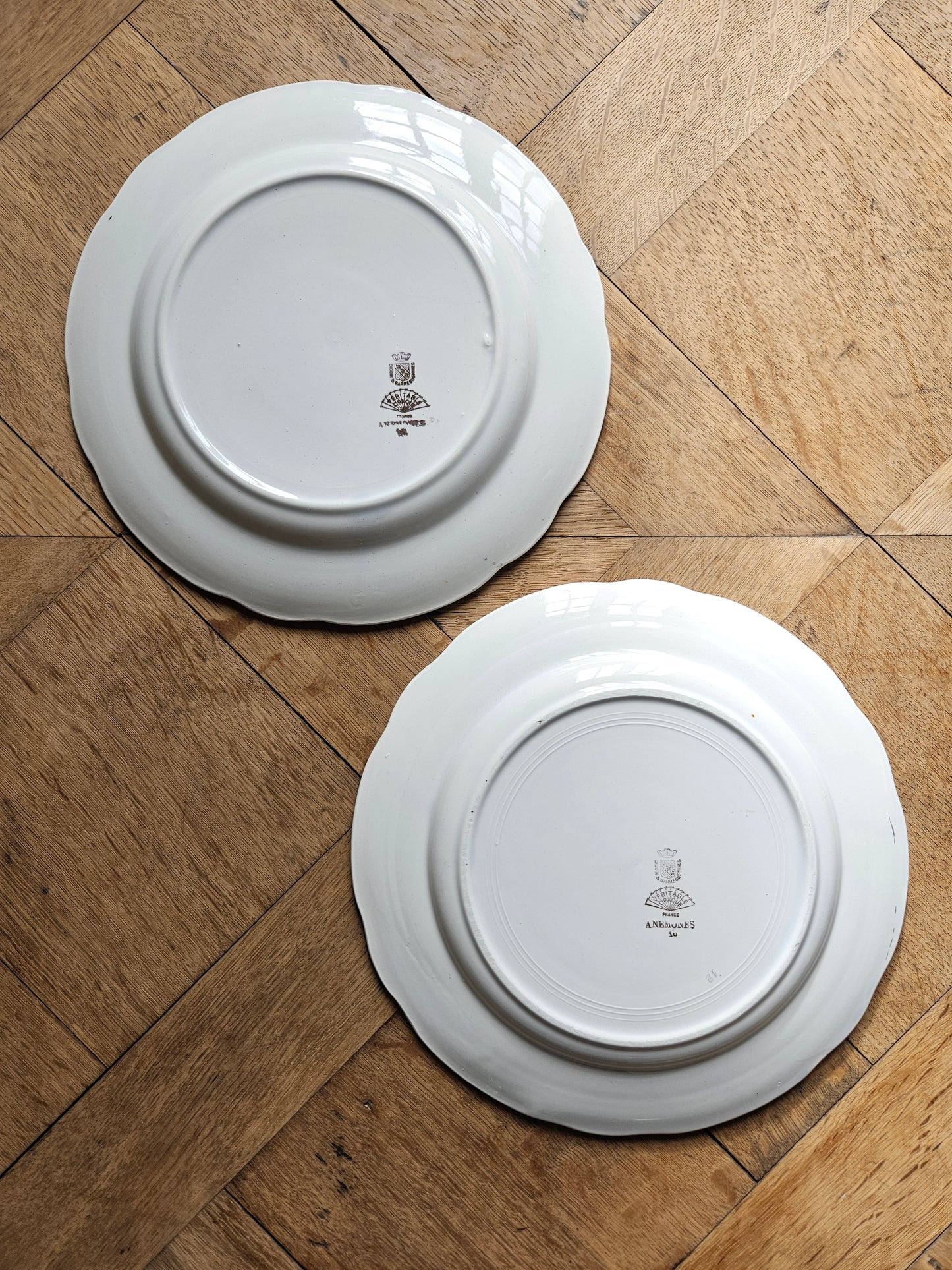 Assiettes plates dépareillées "Anémones"